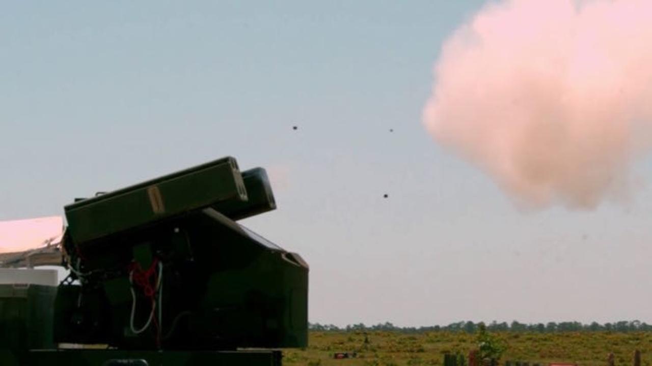 小型ドローンを撃ち落とすスティンガーミサイル。お値段一発、約400万円