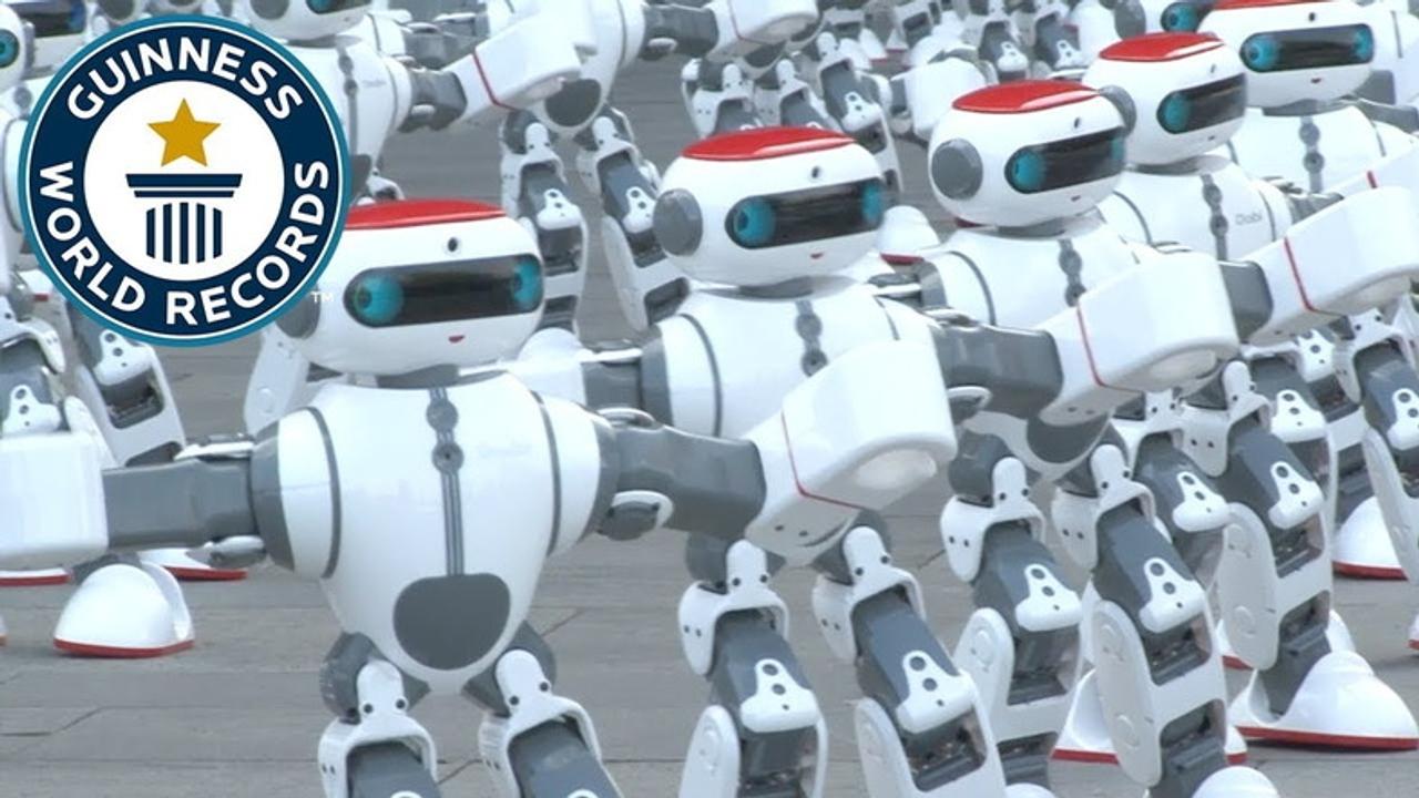 中国発：1069体のロボットがシンクロ・ダンスでギネス世界新記録樹立。倒れちゃってるロボットが愛くるしい