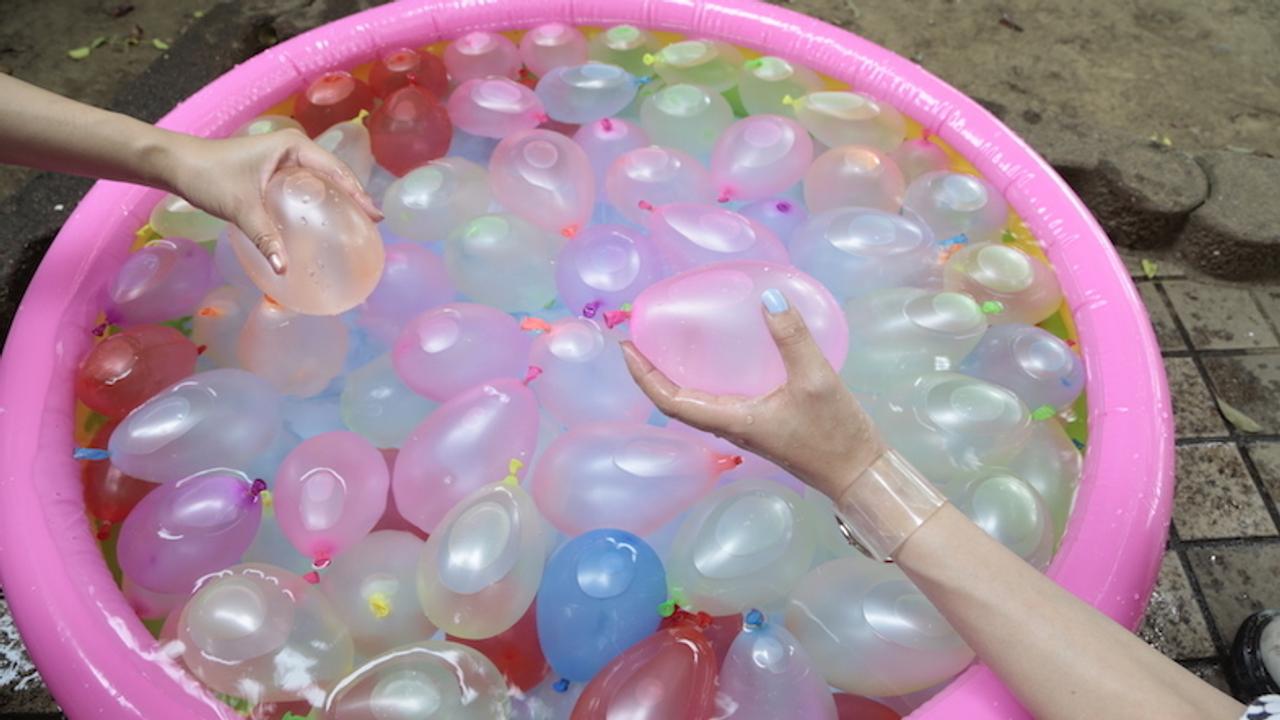 大人の本気を見せようぜ 無双できそうなチート級の 水風船製造機 ギズモード ジャパン