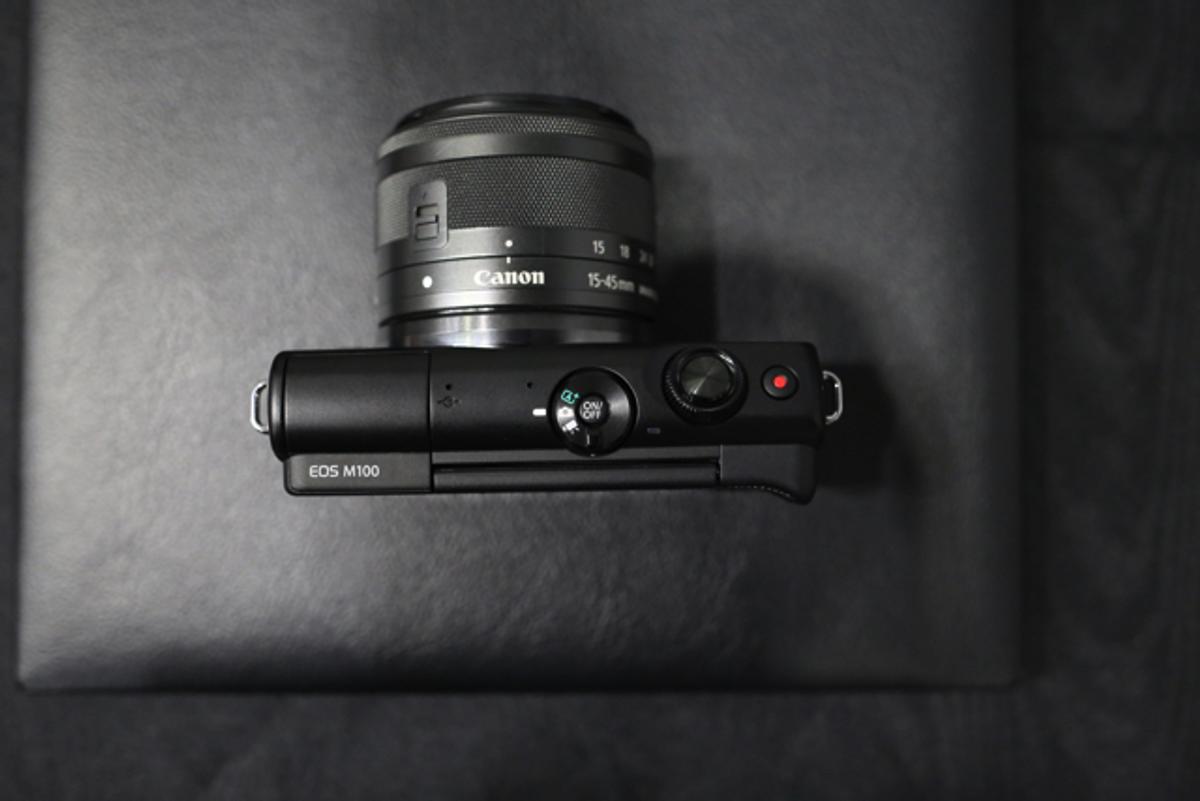 キヤノン「EOS M100」発表！ 華奢な見た目の隠れマッチョ的ミラーレス 