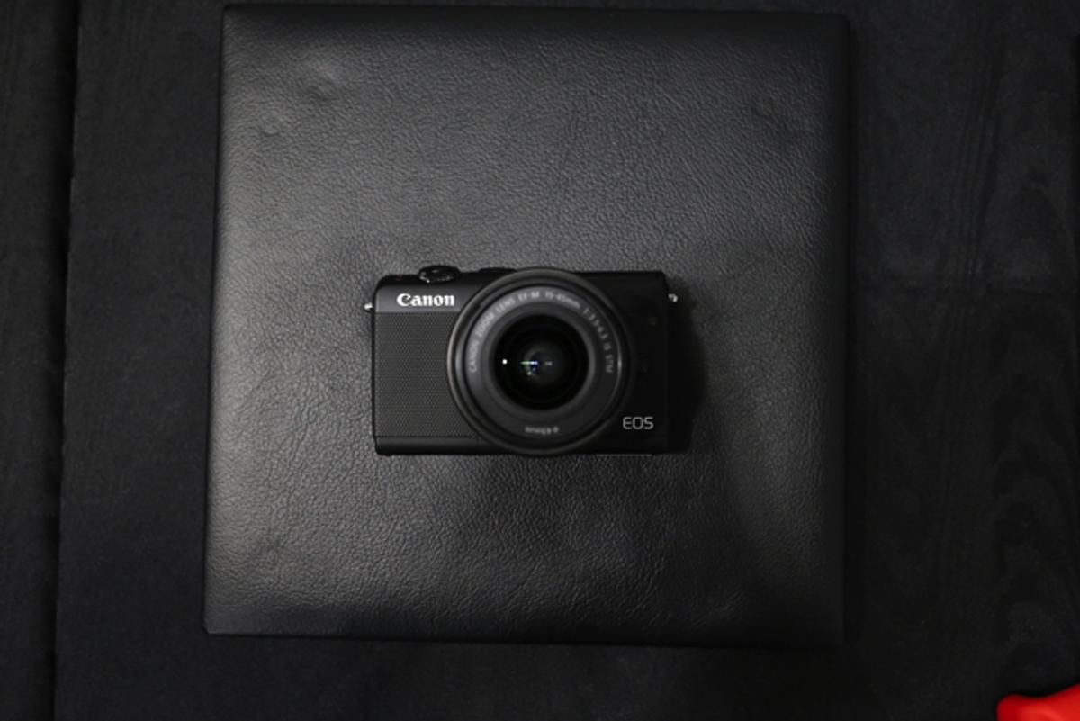 キヤノン「EOS M100」発表！ 華奢な見た目の隠れマッチョ的ミラーレス 
