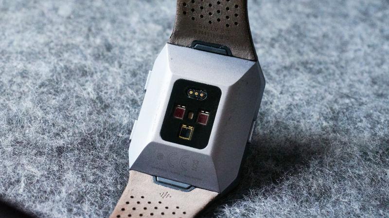Apple Watchが使えないAndroidユーザーへ…バッテリー超長持ち「Fitbit