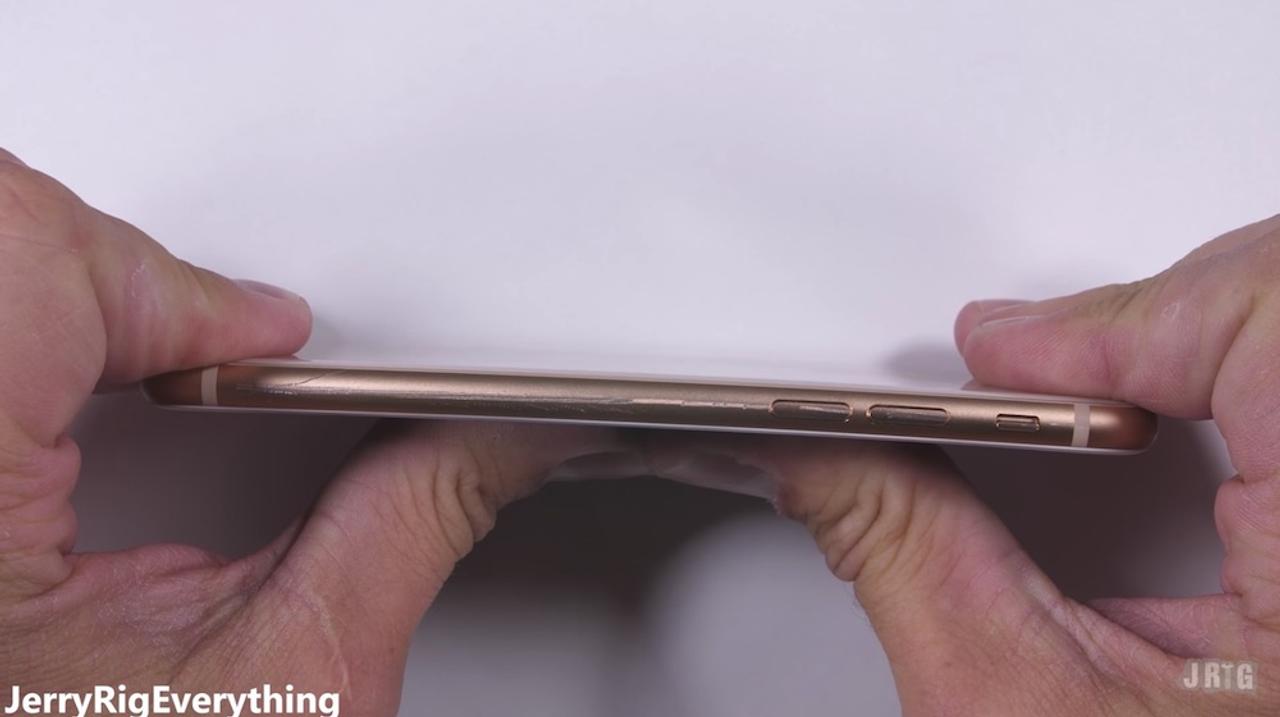ガラス製のiPhone 8は固すぎることが判明。曲げ・ひっかきテストの結果