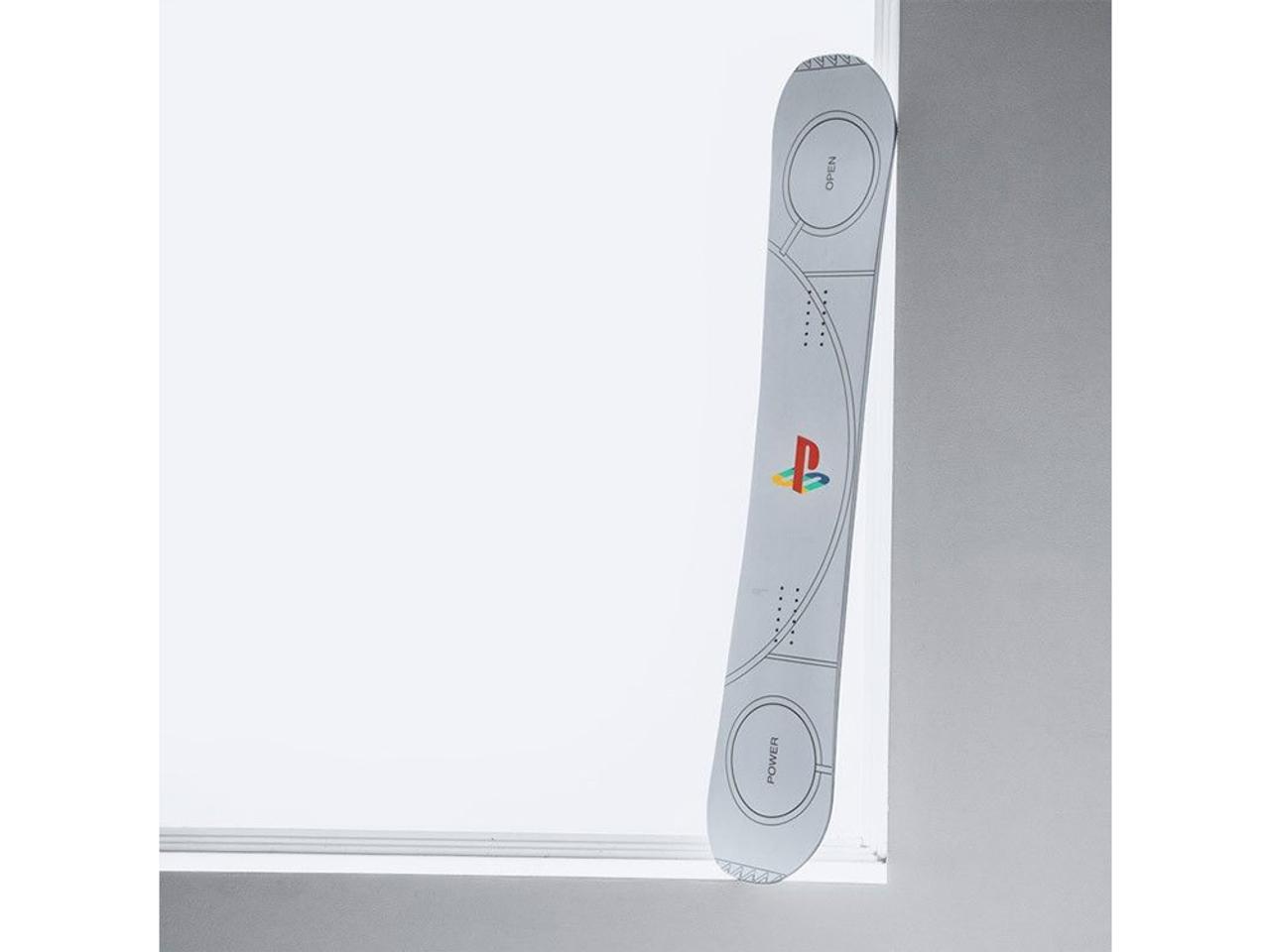 デザインがキュート！ 初代PlayStationをイメージしたソニー公式スノーボード
