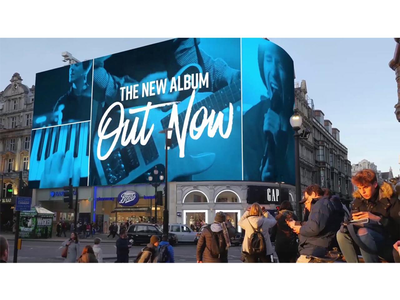 近くを通る人の感情まで読みとって広告表示する巨大ビルボード｢Piccadilly Lights｣