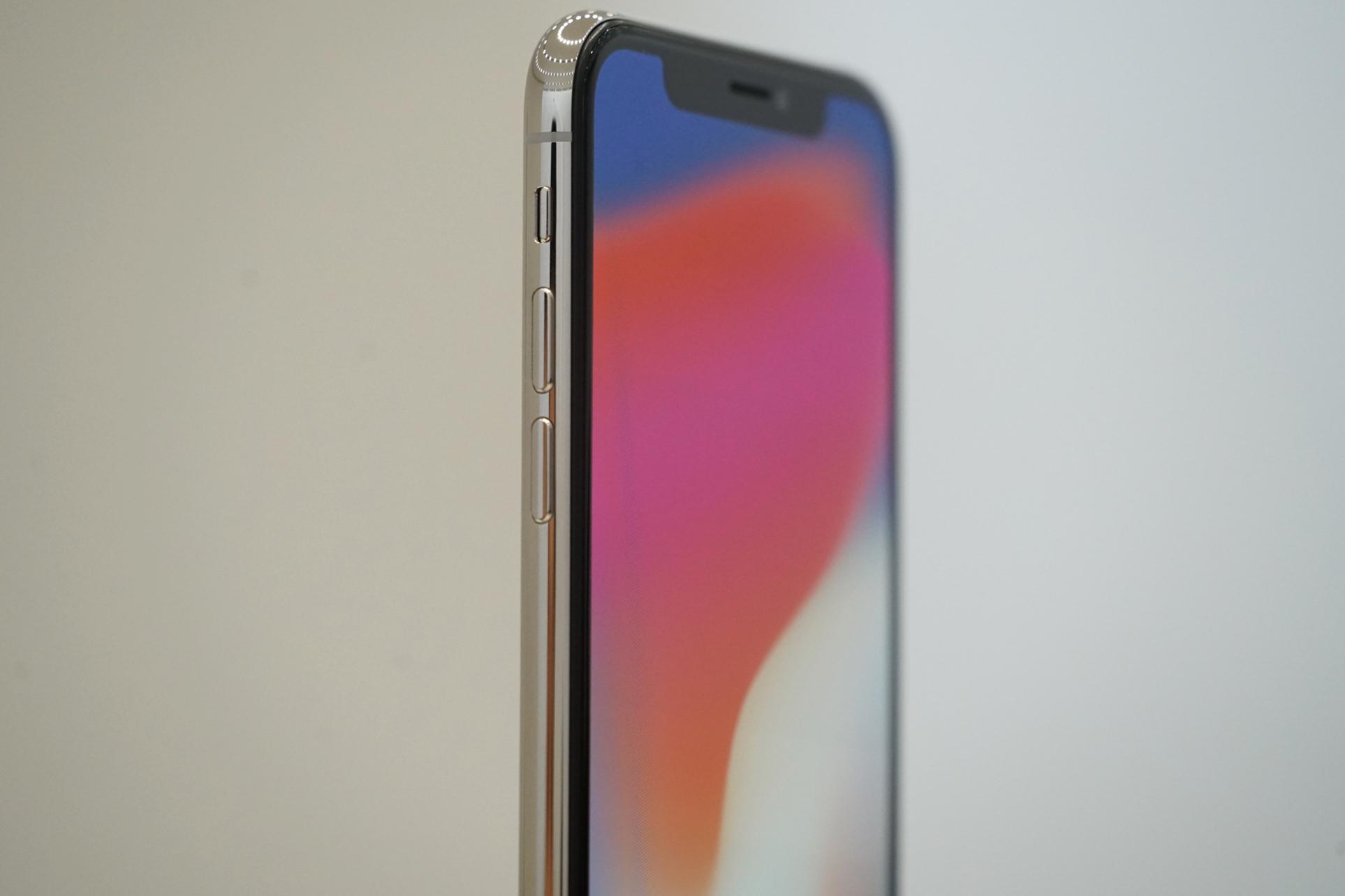 ジェットブラックよりは余裕あった。iPhone Xの予約は6分で当日在庫が