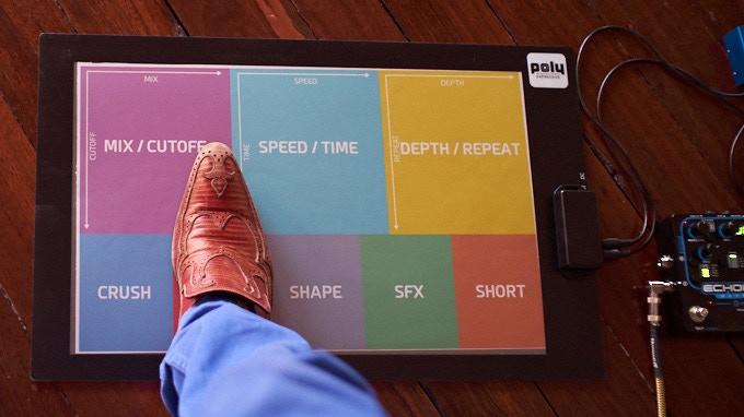 足でXYパッドを操作できる、マットのようなMIDIフットコントローラーが