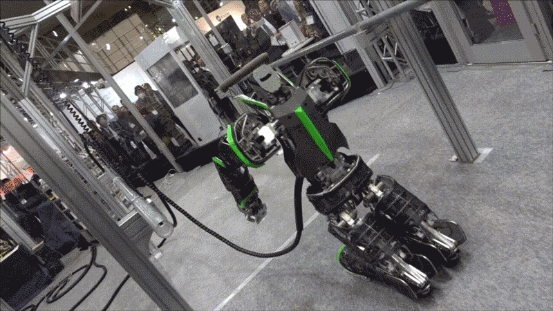 川崎重工 ヒューマノイド型ロボット・起立