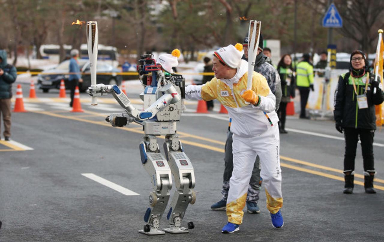 2018年に控える平昌五輪の聖火リレー、ロボットがバトンを繋ぐ