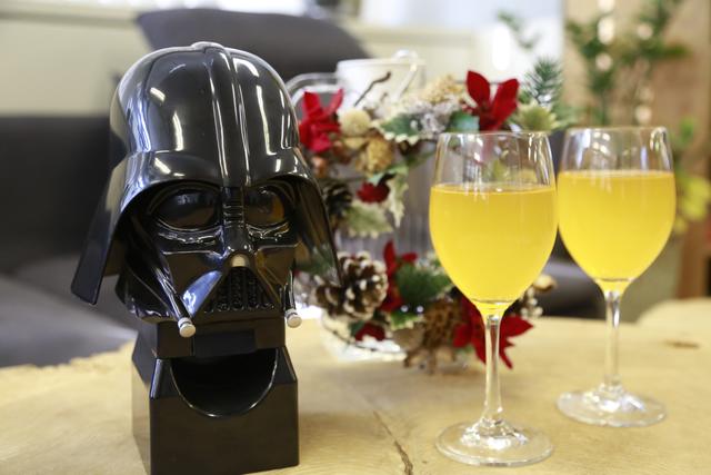 なんという光栄！ ベイダー卿が直接おつまみをくれる｢STARWARS