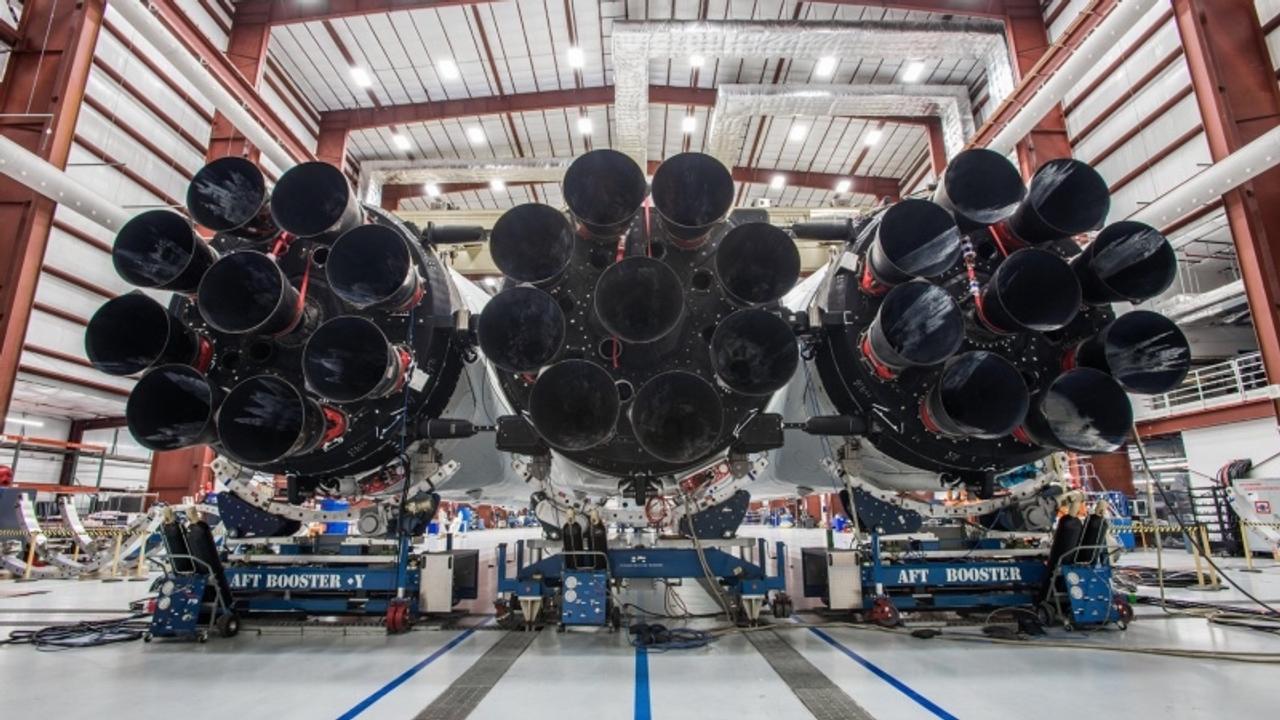 SpaceXの火星向けロケット｢ファルコン・ヘビー｣のエンジン画像が公開。しっかりヘビーです