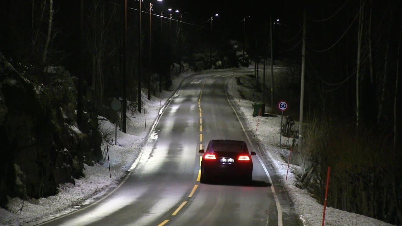 ノルウェーには自動車の往来を感知して点灯するスマート街灯がある