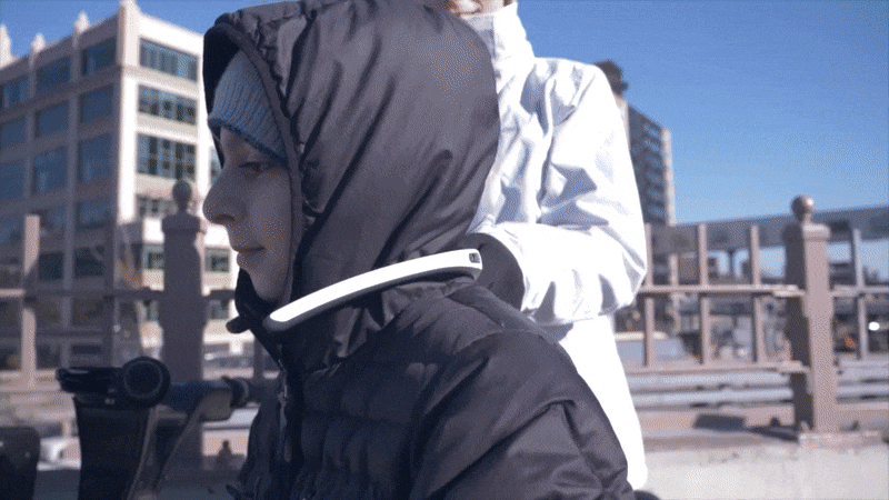 首にかけるだけの簡単なお仕事。ネックバンド型の360度カメラが 首にかけるだけの簡単なお仕事。ネックバンド型の360度カメラが