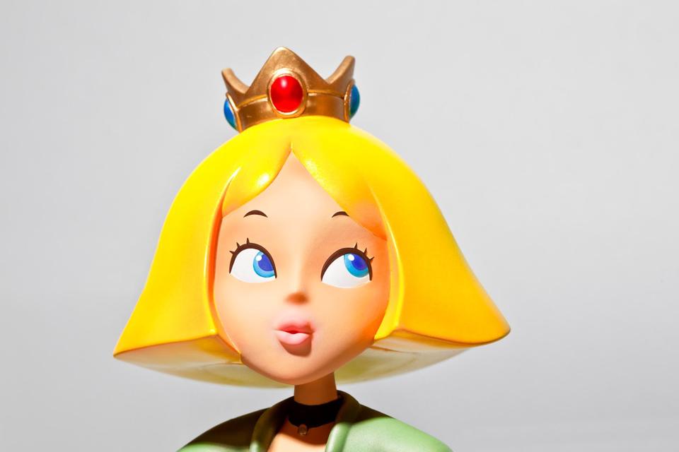 映画『レオン』のキャラクターに扮したマリオとピーチ姫のフィギュアが