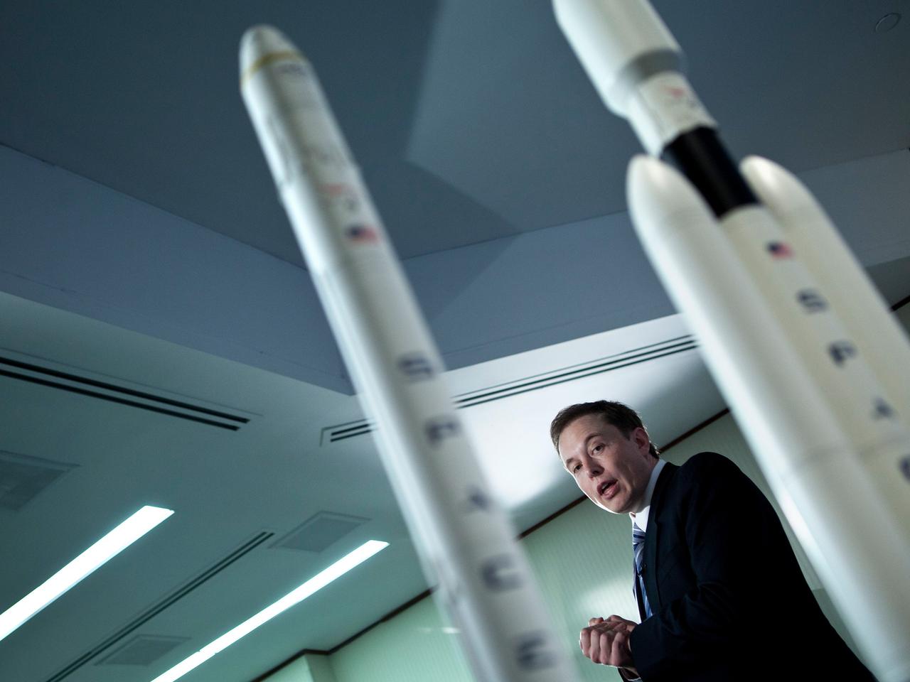 イーロン・マスク｢Space Xファルコン・ヘビー・ロケットを2月6日に発射する｣