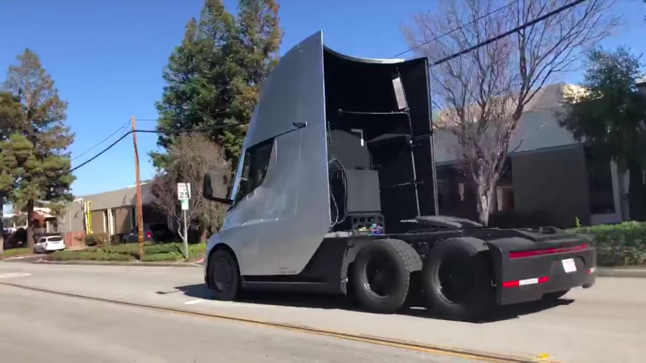 ナゾかわいい。Teslaセミトラックが公道を走る姿