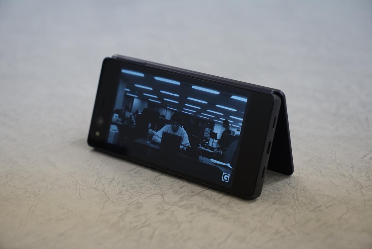 M Z-01Kレビュー：折りたたみ式の2画面スマホはノマドと本好きの