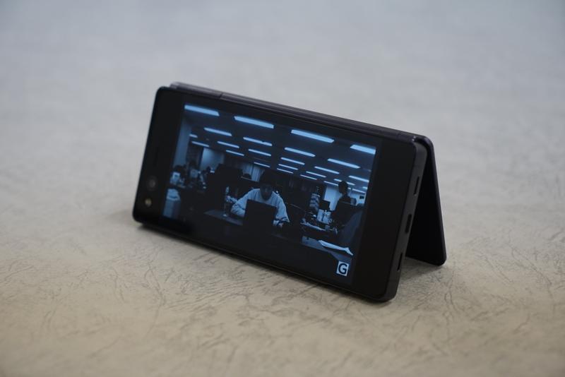 M Z-01Kレビュー：折りたたみ式の2画面スマホはノマドと本好きの