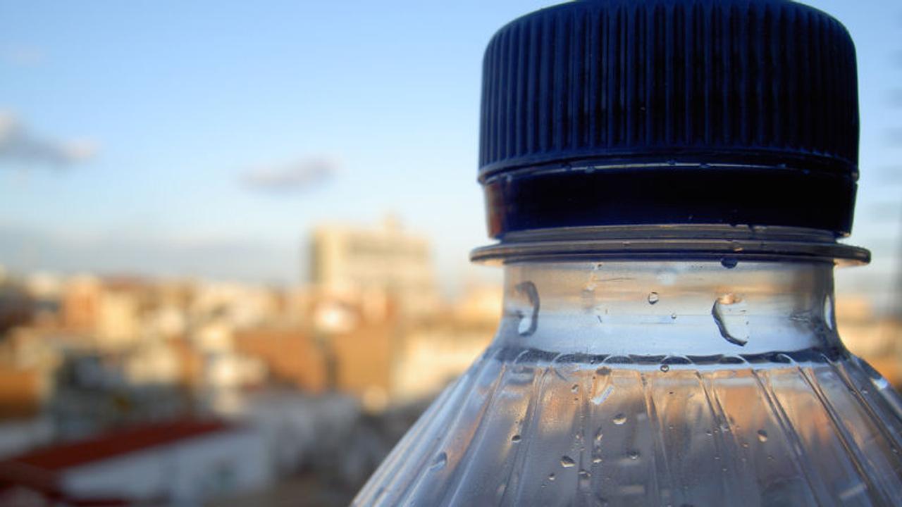 ペットボトルの水の93%はマイクロプラスチックを含んでいることが判明。WHOが検証へ