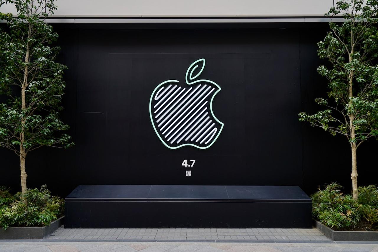Apple 新宿、4月7日のオープン前にカラフルロゴがお披露目に。スタバとのコラボと新コンセプトに期待していい？