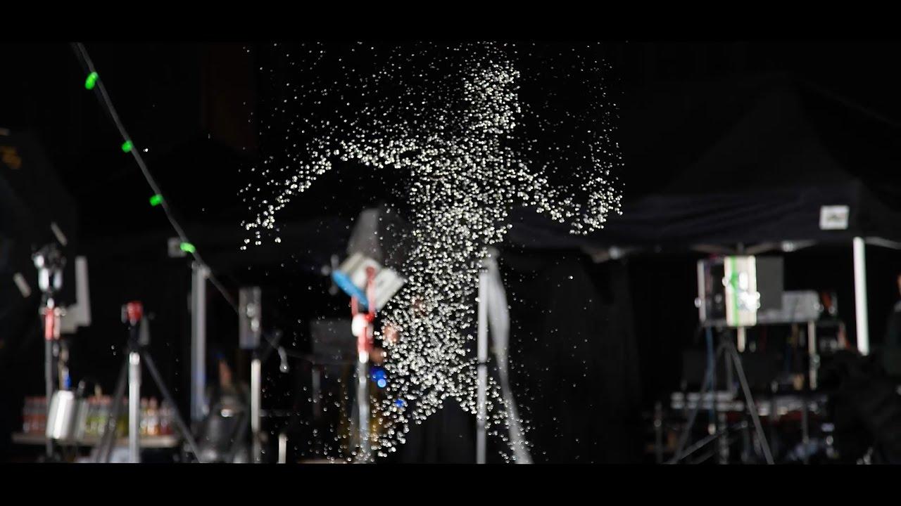 大量の水滴とストロボで作った水人間が動くアニメーションCM。スゴいなコレ！