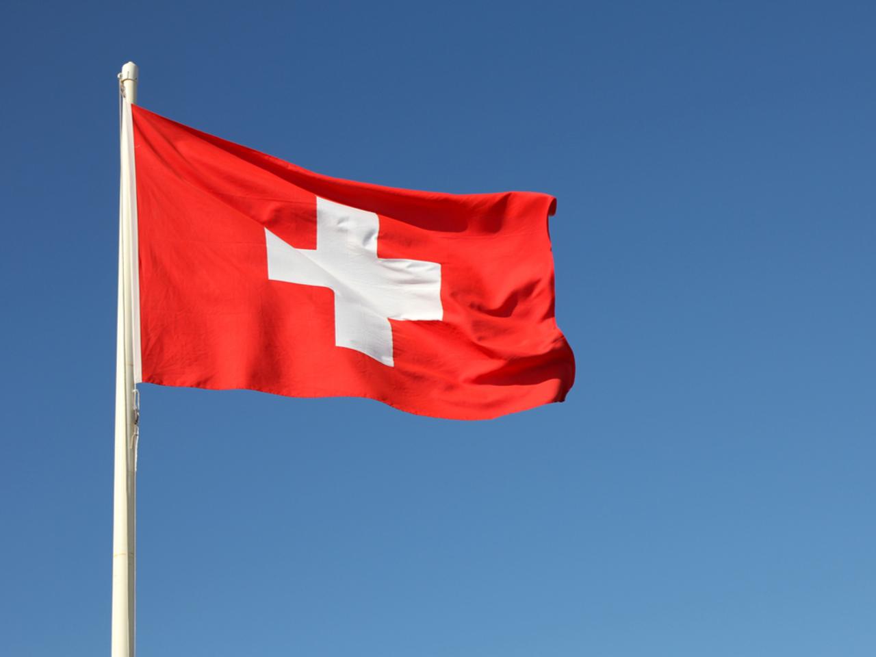 ニューヨーク証券取引所、Spotify上場を祝してスイスの国旗を掲げてしまう（※Spotifyはスウェーデンの会社です）