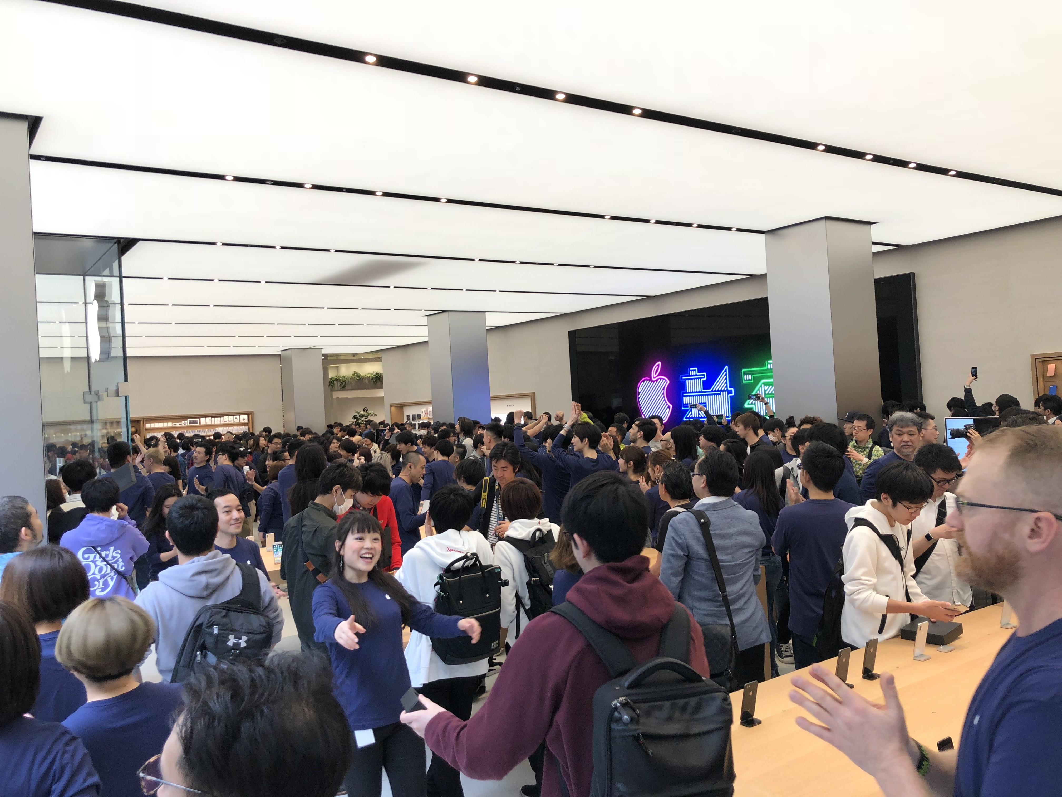 Apple 新宿がオープン！ 国内初のコミュニティ型店舗【初日朝の店内