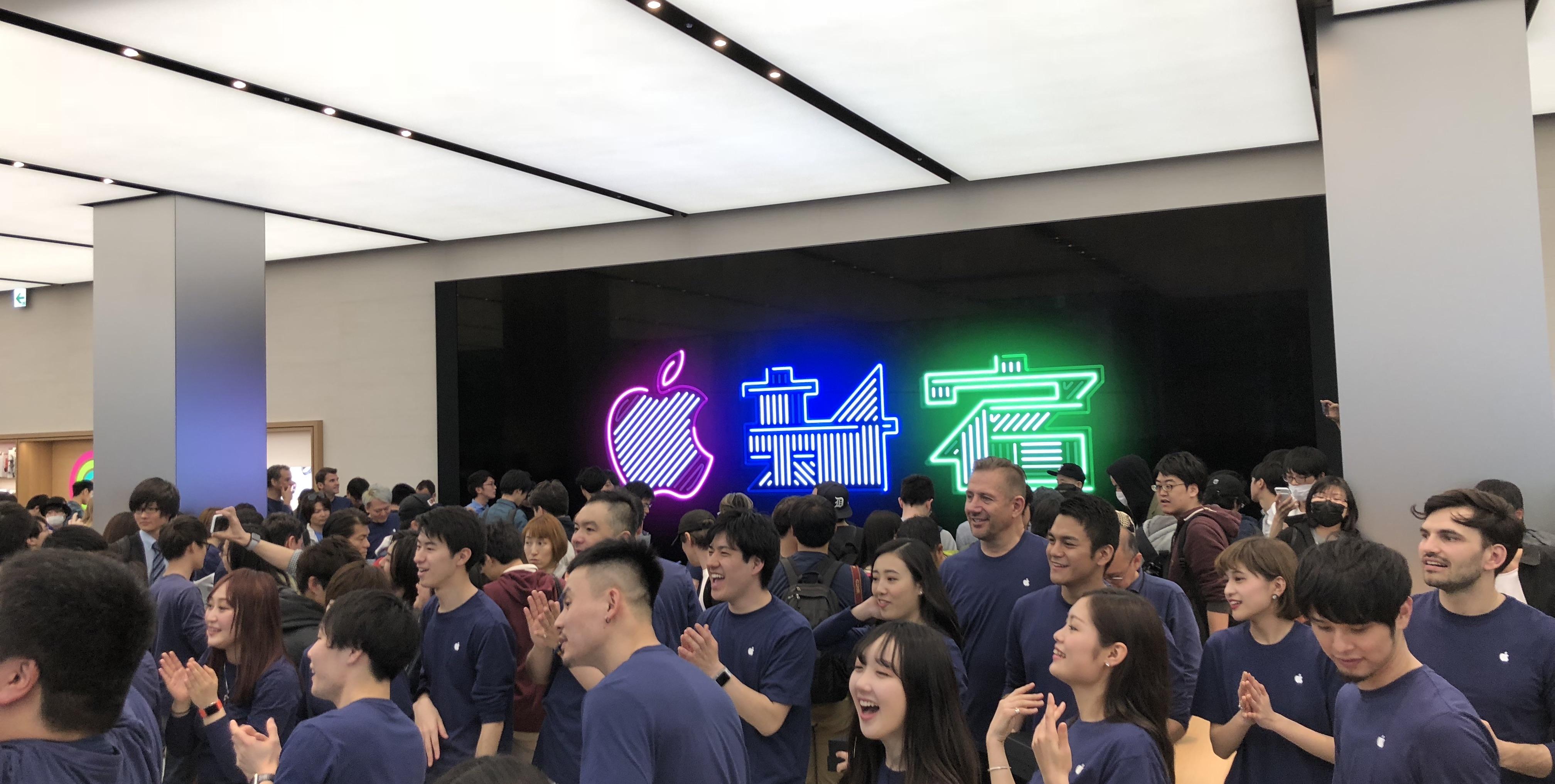 Apple 新宿がオープン！ 国内初のコミュニティ型店舗【初日朝の店内