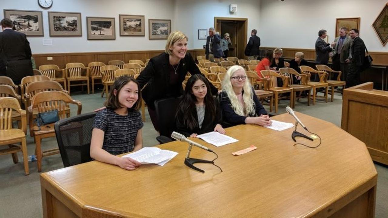 女子中学生3人組が支持を訴えたネット中立性法案、米オレゴン州で成立