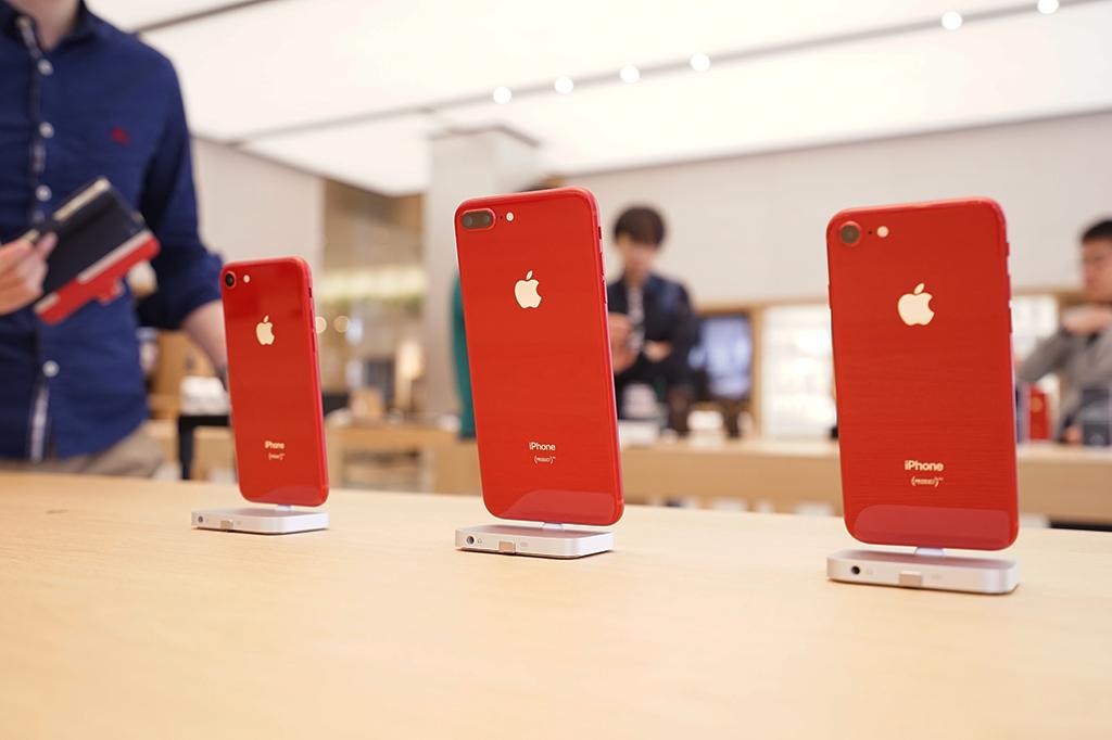 美しく、かっこいい。赤と黒のiPhone 8とiPhone Xの赤いケース、Apple