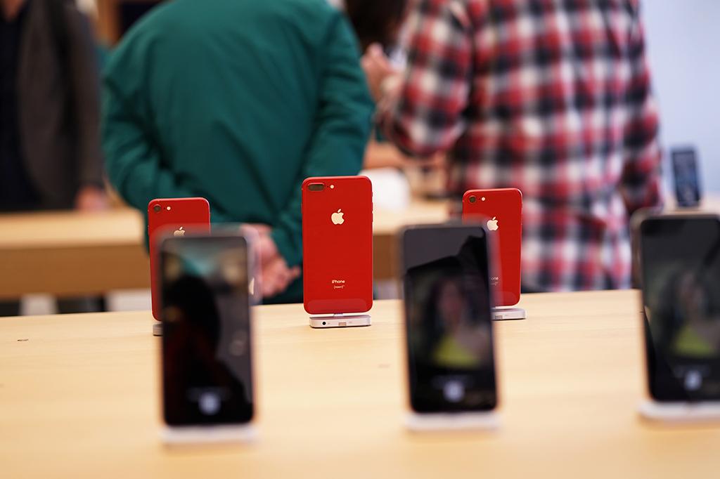 美しく、かっこいい。赤と黒のiPhone 8とiPhone Xの赤いケース、Apple