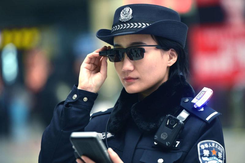 中華人民共和国 警察 #実物 中国警察の顔認証サングラスが完全にSF。5万人の群衆の中から、たった1