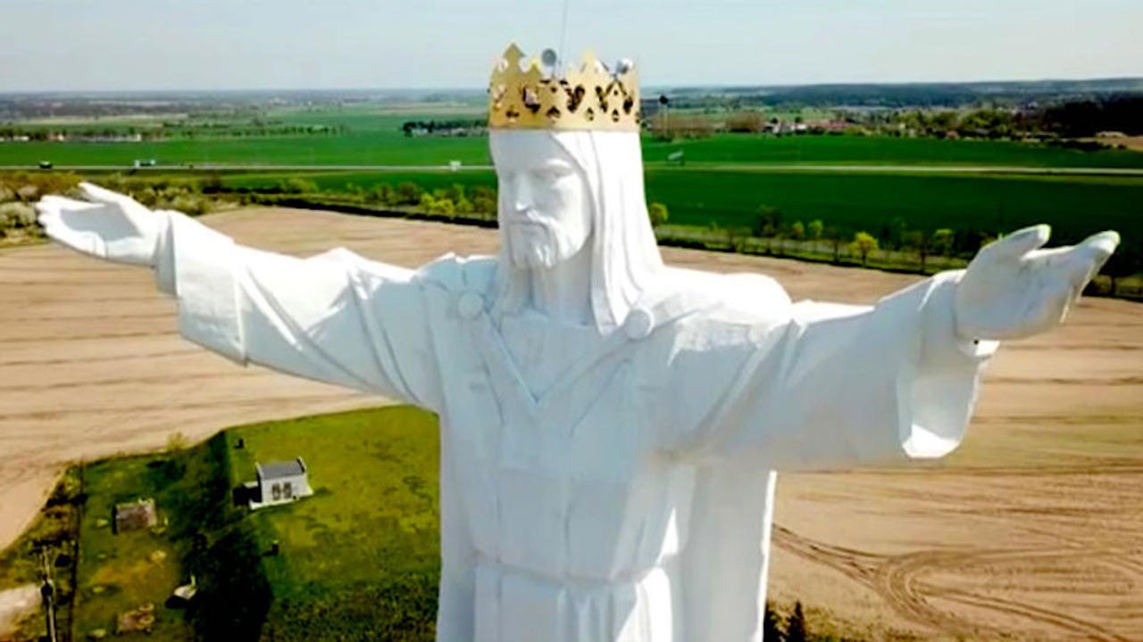 ポーランドの世界一高いキリスト像、頭に謎のネットアンテナが設置されていた