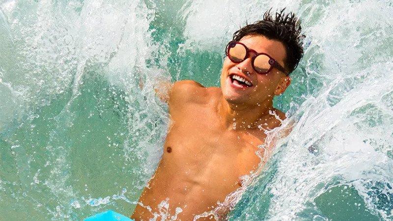 Snapchatの新しいサングラス型カメラはプールサイドでも使用OK