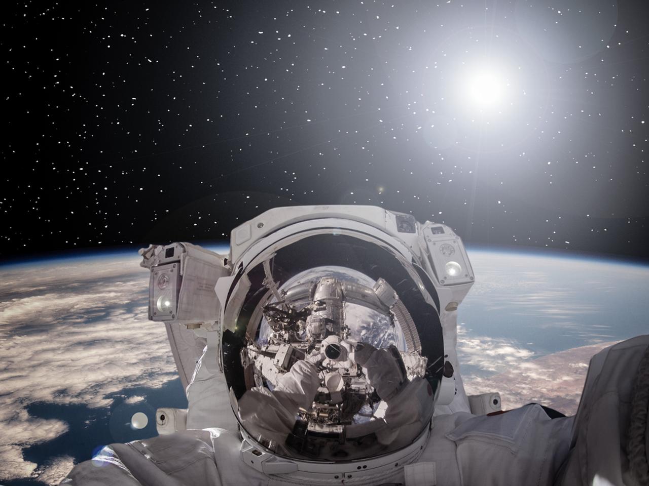 NASAの宇宙飛行士、船外活動に持ち出したGoProにSDカードを入れ忘れる…