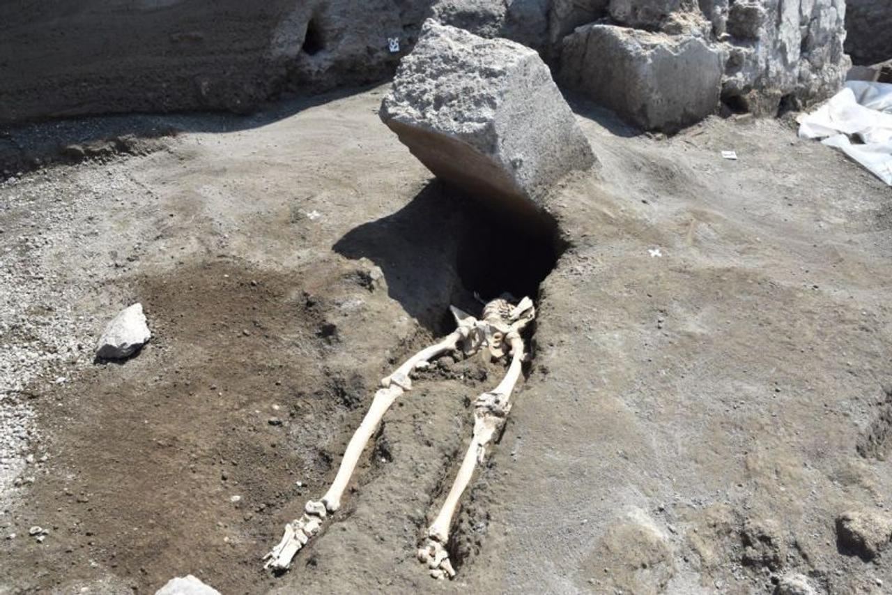 ポンペイの遺跡調査で発見。噴火で倒れた石柱に頭を潰されてしまった男性