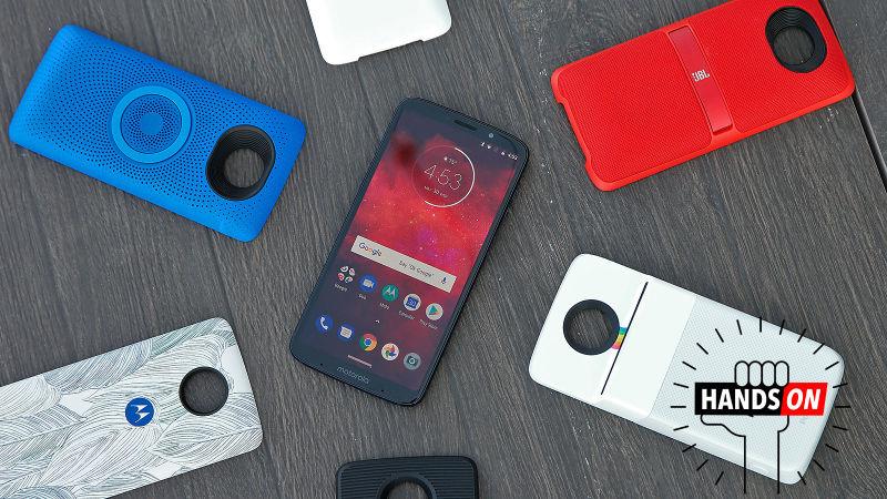 Moto Z3 Playハンズオン：Motorolaはモジュール式スマホを諦めず