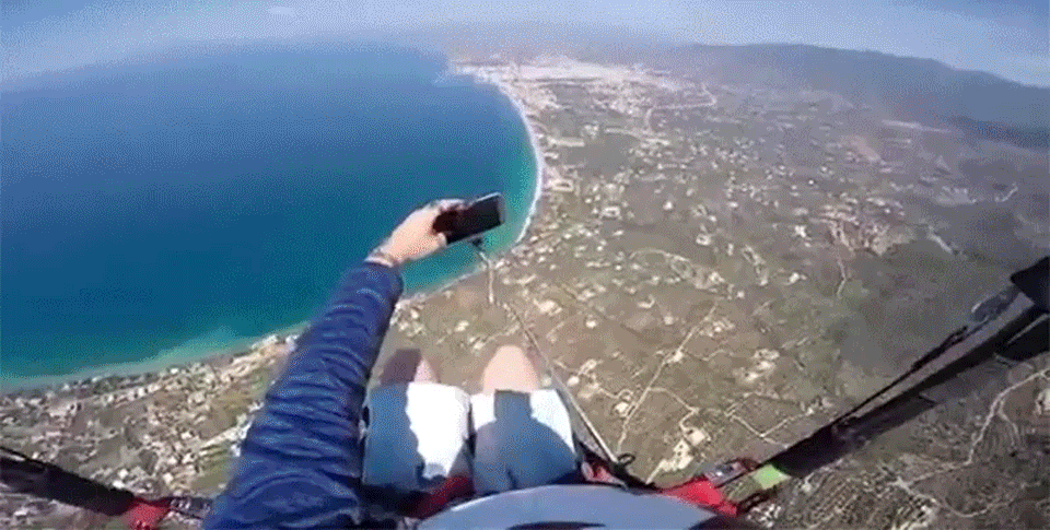 上空760mで自撮り棒を使おうとした人、重力の洗礼を浴びる（スマホ落とす）