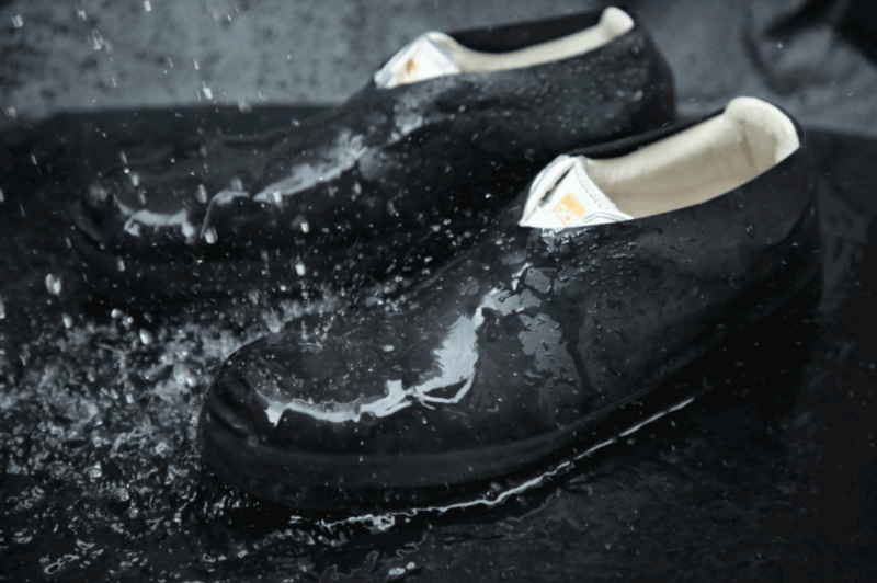 世界のスニーカーヘッズが注目した｢Rain Socks｣で、雨の日に打ち克とう
