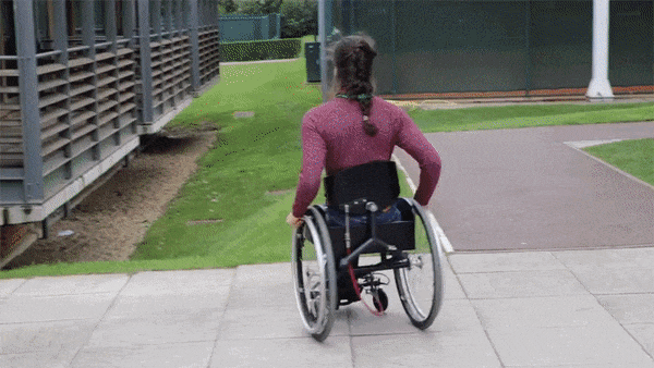 車椅子×スケボー？ 体を揺らすことで動き出す画期的な車椅子のデザイン