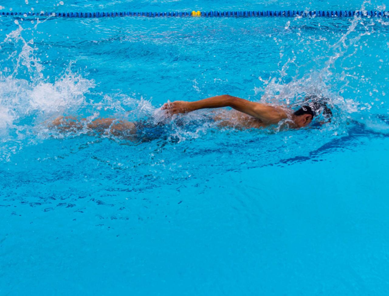 一定の速度で泳げる人は、クロールでバタ足しないほうがいい