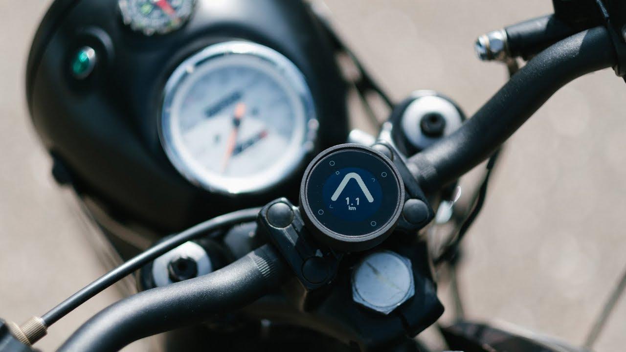 表示は矢印と残りの距離のみ。ミニマルなバイク用スマート・ナビ｢Moto｣