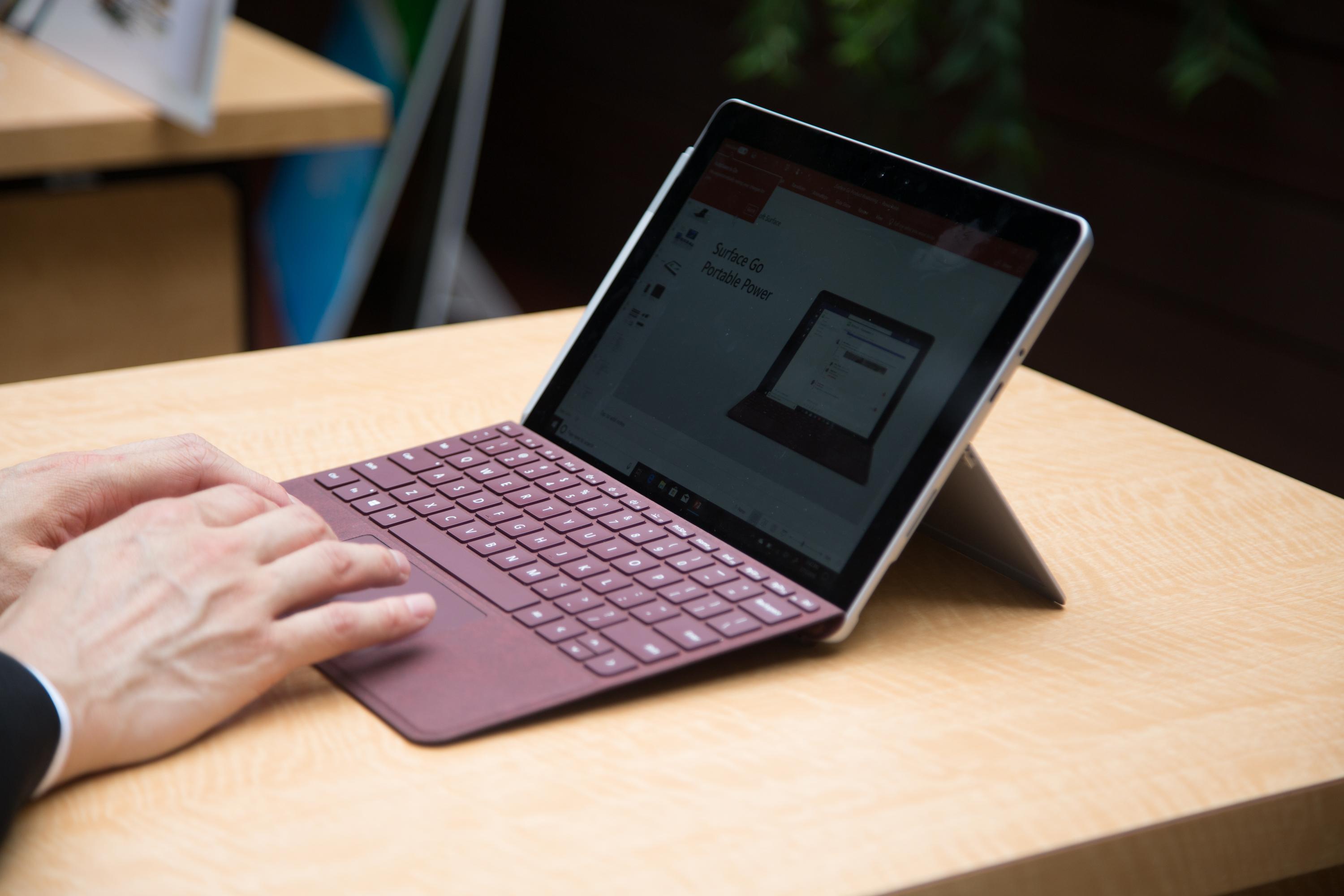 Surface Goが国内で発表！ 8月28日発売、価格は6万4800円から