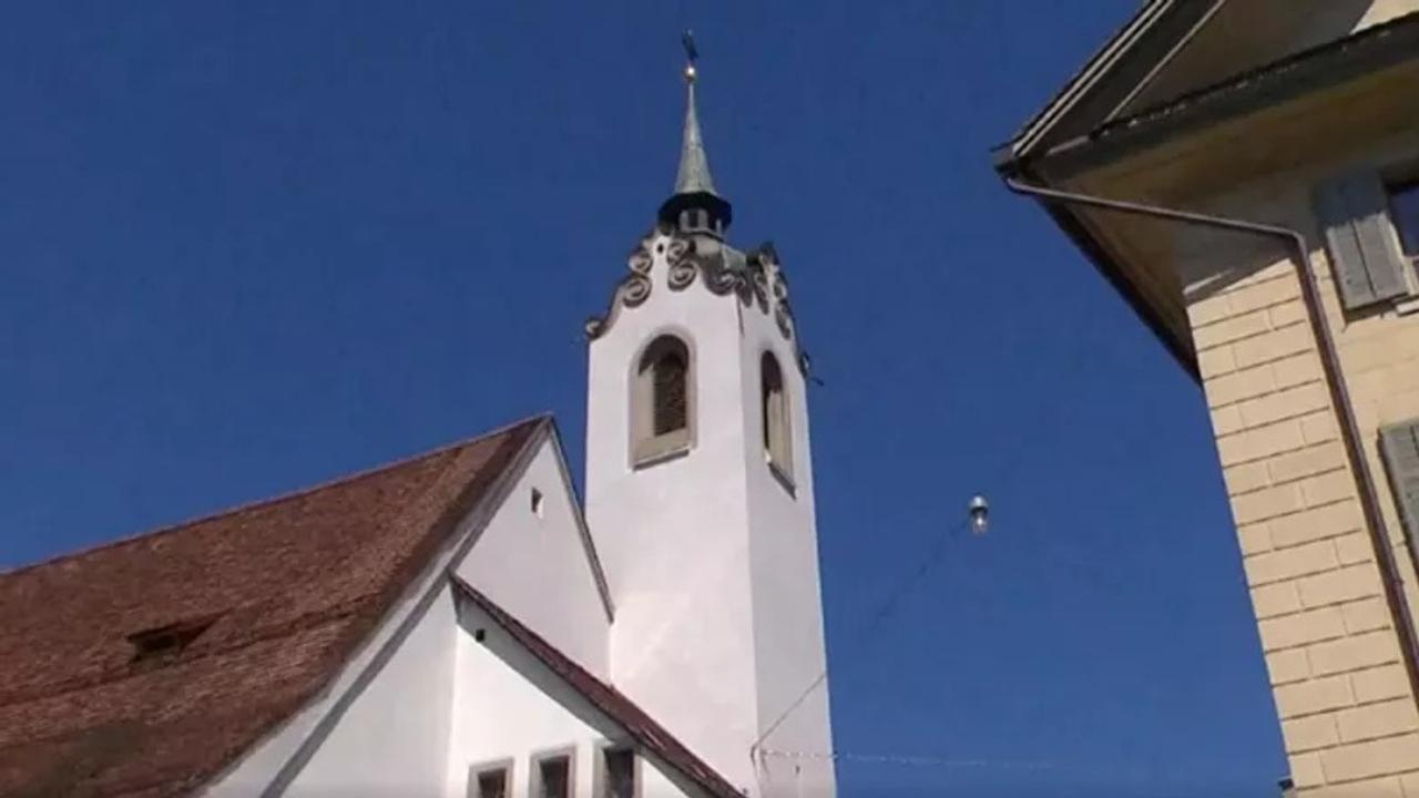スイスの街で、教会の鐘としてiPhoneの着信音が響き渡る