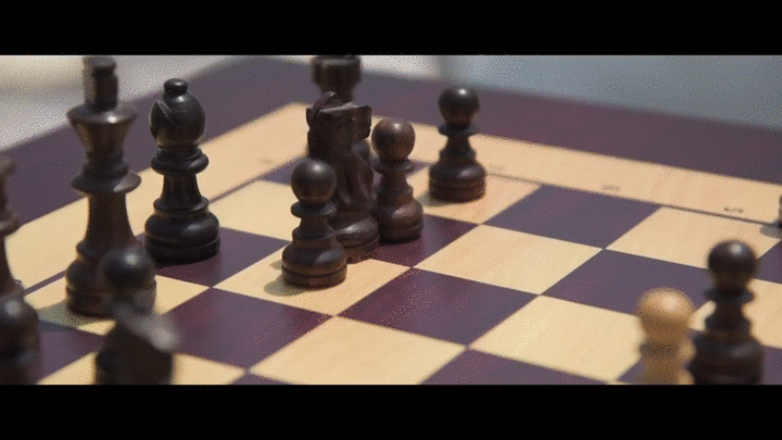 世界中のプレイヤーやAIと対戦できる、駒がみずから動くスマート・チェス