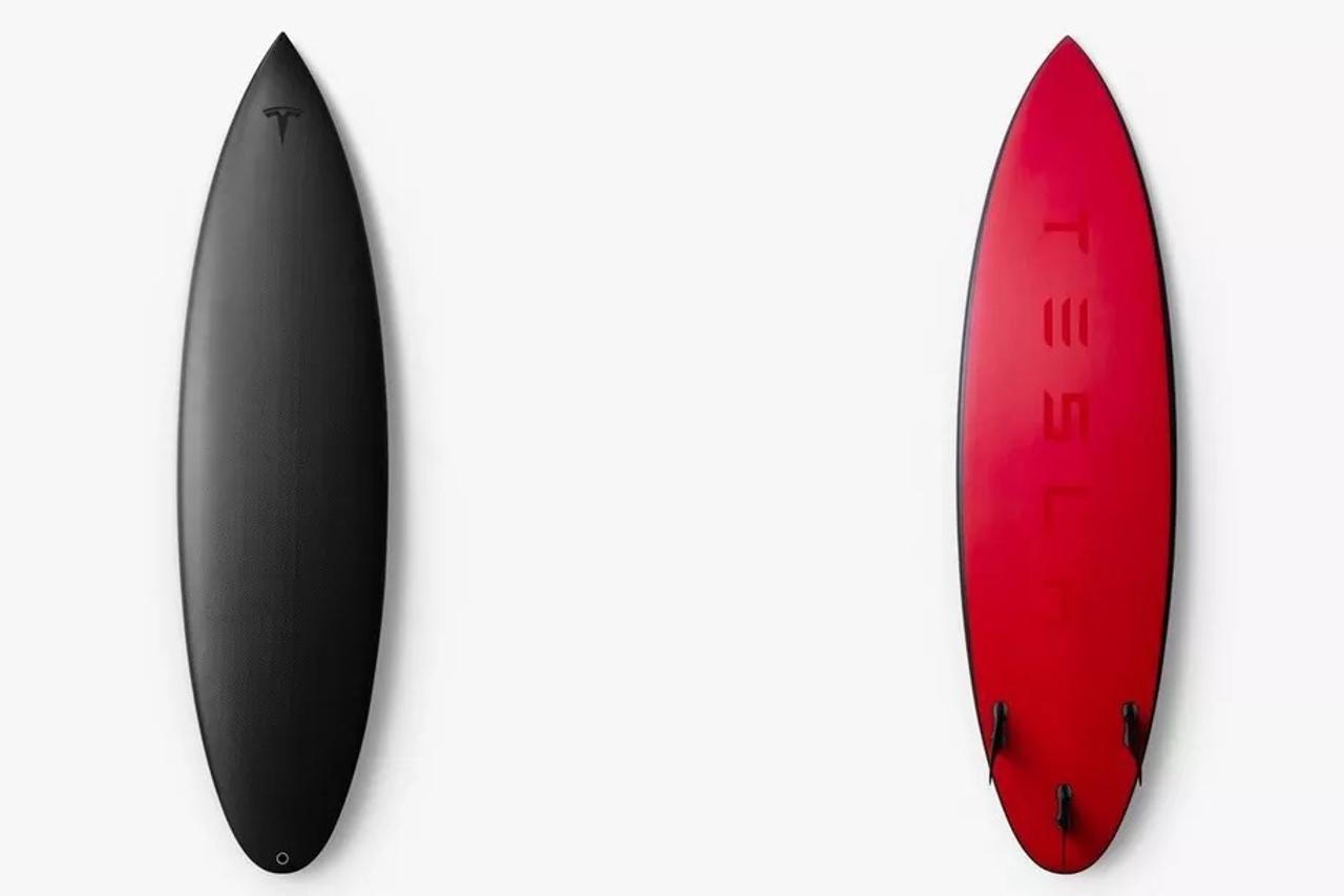 イーロン・マスク手がけるTeslaが公式サーフボードを販売開始。斜め上だけどスタイリッシュで本格的