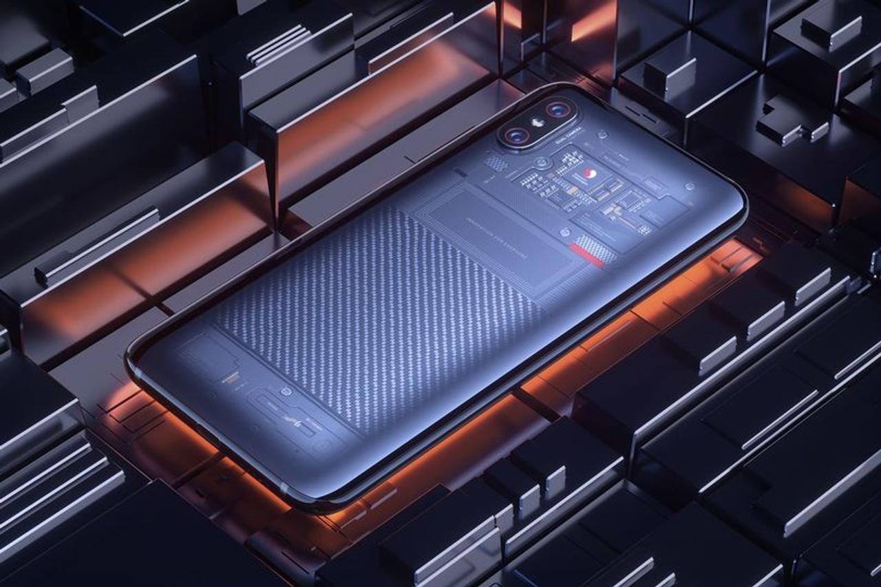 見えてるのは本物の基板じゃないみたい。背面が透明な｢Xiaomi Mi 8｣最上位モデル