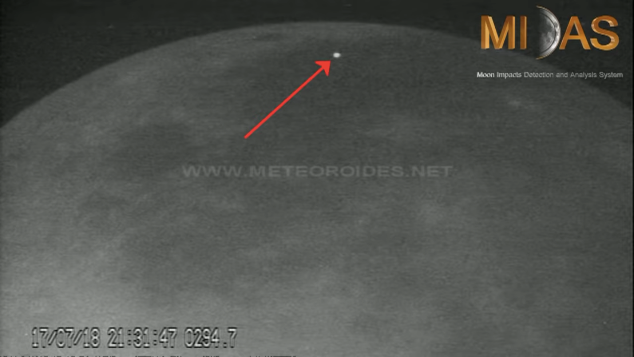月に隕石が激突する瞬間を動画で！