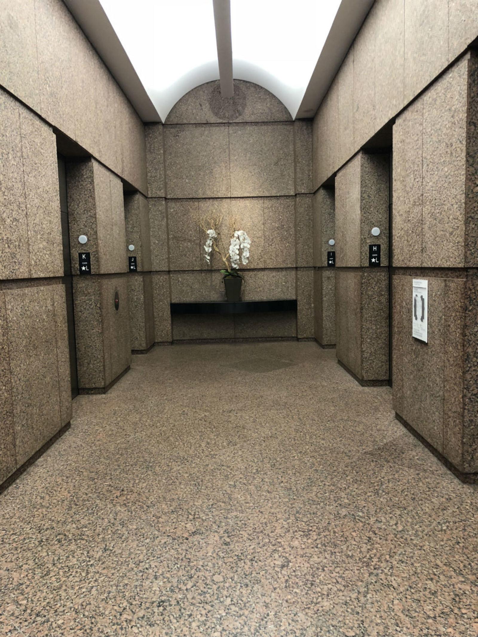 映画『ダイ・ハード』のナカトミプラザの見学ツアーのレポート。驚く