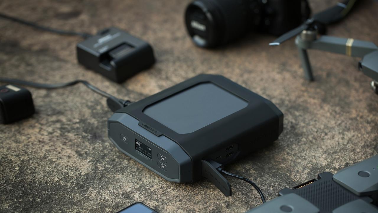 ｢プロ向け｣のモバイルバッテリーって普通と何が違うの？ Omni Ultimateは1から10まで、いや、値段までプロ仕様